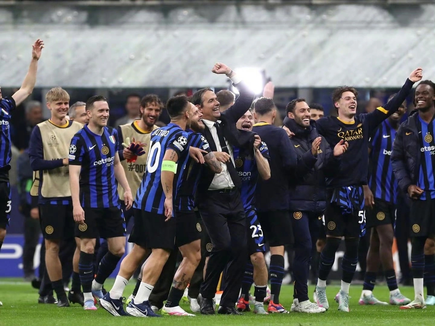 九游会-欧联集结日走向成谜，AC米兰绝杀压哨，赛场秩序良好，轮换策略被讨论的简单介绍