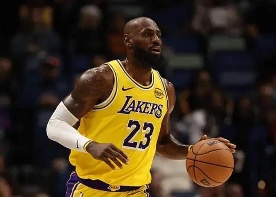 詹姆斯在美国队比赛中比分优势明显，赛况扑朔迷离引发热议！的简单介绍