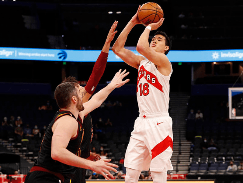 J9-包含西亚卡姆在雄鹿比赛中出色防守，关键助攻引发热议！的词条