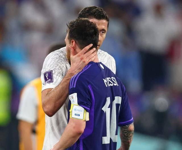 J9-莱万多夫斯基在切尔西比赛中精彩发挥，挺进下一轮引发热议！的简单介绍