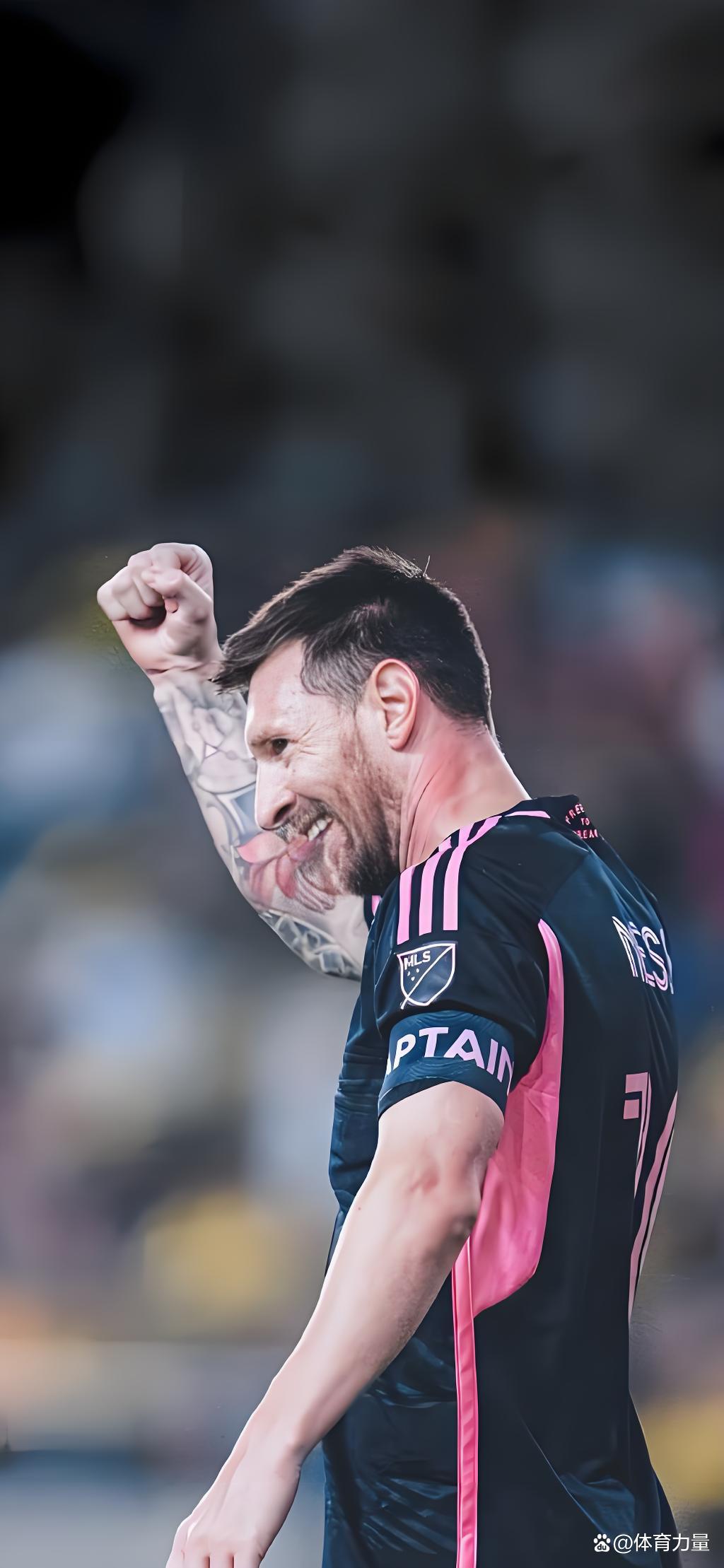  本场比赛梅西的最高光时刻出现在第65分钟,梅西在左 